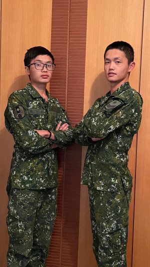 穿軍服讚！