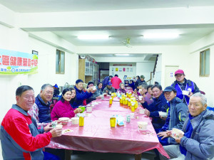 　東莒長青協會在8日晚間於大坪村福德宮內舉行歲末聚餐。（圖／文：蔡夢玲）