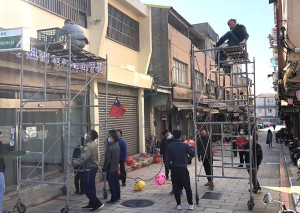 掛燈籠、迎新年,馬港社區8日起展開村境、街道花燈佈置工作,出動兩邊鷹架沿途安裝,年輕弟兄們冒著低溫爬上爬下,相當不容易。(圖/文:曹重偉)