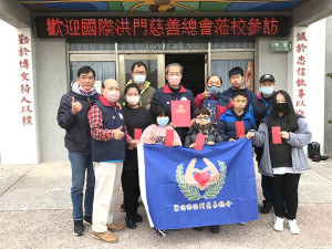 　社團法人國際洪門慈善總會送愛到馬祖，10日前往中正國中小頒發學生助學金。（圖／文：吳嘉榮）