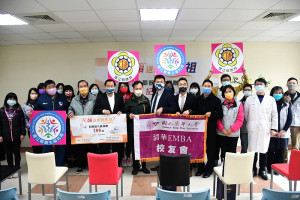 　天籟列車開抵馬祖，元健大和公司、眾鼎橡膠公司及清華校友會共同捐贈200台助聽器；10日上午在縣立醫院健檢中心舉行捐贈儀式。（圖／文：曹重偉）
