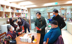 農曆春節近了,縣長劉增應偕同議長張永江、副縣長王忠銘走訪大同之家及發放春節老人禮金、禮品,受到家中長者們熱烈歡迎。(圖:連江縣政府)