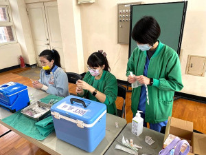 　疫情指揮中心上週執行縣內國中生新冠肺炎疫苗第二劑施打作業，南竿由縣立醫院派出接種團隊至各校進行施打，整體覆蓋率約8成。（圖：介壽國中小）