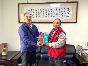 連江監理站長王敦濤拜會馬中,商討機車駕訓與交通安全宣導。(圖:連江監理站)