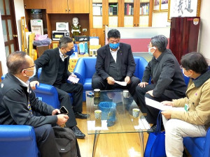 民航局場站組12日到立院向立委陳雪生說明執行北竿機場停車場工程進度。(圖:立委陳雪生服務處)