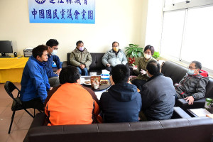 　地區漁民反映區漁會執行會員資格審查影響權益；副議長周瑞國、黨團書記長陳書建、議員林惠萍、曹爾章邀請產發處代表說明。（圖／文：曹重偉）