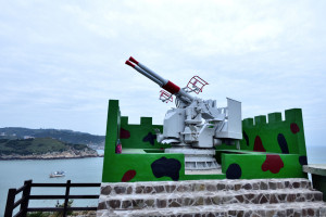 西引島三山據點雙管防空機關砲增建城垛圍牆,並改善上下階梯的安全性。(圖/文:陳其敏)