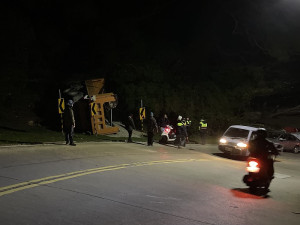 一輛砂石車12日晚間6時30分南竿三槍堡往清水村下坡路段疑似煞車失靈翻覆,幸好僅駕駛輕傷。(圖:民眾提供)