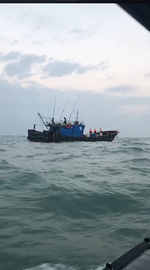 馬祖海巡年節前捍衛漁權,登檢無船名越界大陸漁船,依法將涉案人、船押返南竿福澳港留置調查。(圖:馬祖海巡隊)