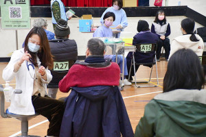 　加速施打追加劑，社區接種站本週加開13日上、下午2場次，共有824人預約，接種者以軍中弟兄居多，現場秩序良好。（圖／文：曹重偉）