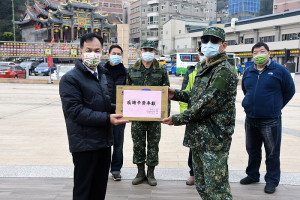 　111年度年終大掃除南竿誓師大會登場，縣長劉增應致贈茶水給支援國軍弟兄，也提醒配合防疫工作，請務必佩戴口罩及注意人身安全。（圖／文：曹重偉）