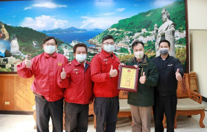 縣長劉增應表揚今年度獲選全國消防楷模楊凱文、全國義消楷模陳光輝及退休人員陳玉誠,肯定他們為鄉親生命財產安全堅守崗位辛勞。(圖:連江縣消防局)