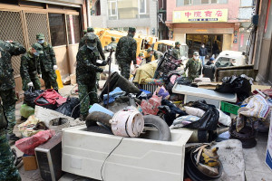 　111年度年終大掃除起跑，南竿第1階段由東區率先展開，介壽、復興、福澳、清水4村軍民一起動起來，深入村中巷道清理及搬運廢棄物。（圖／文：曹重偉）
