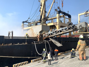 　東湧捌號15日在福澳碼頭裝卸，疑似船上作業小山貓機械過熱引發濃煙。（圖／文：馮紹夫）