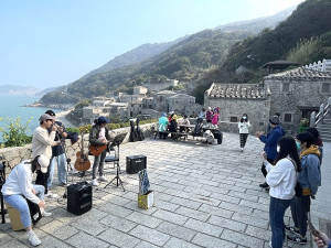 　北竿鄉公所與海大合作推出北竿馬U音樂季，15日首場在芹壁演出。（圖／文：陳鵬雄）