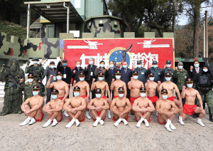 理事長率敬軍團慰問兩棲連官兵,慰勉前線官兵辛勞。 (圖/文:郭宣綸)