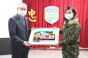 馬防部莊媛婷上尉致贈肖像畫,感謝理事長對外島官兵的照顧與支持。(圖/文:郭宣綸)