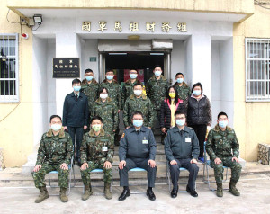 國防部主計組慰問馬祖財務組,與各官兵合影留念。(圖/文:李進參)