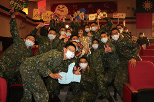 藝人與官兵之間互動熱絡，現場氣氛熱情愉快。（圖／文：郭宣綸）