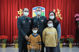 穿軍服讚！