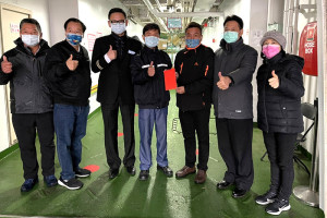 東引鄉公所、鄉民代表會致贈臺馬之星全體船員春節加菜金。(圖:東引鄉公所)
