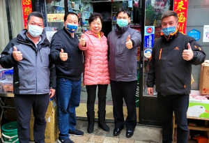 新春即將到來,副縣長王忠銘、議長張永江到東引發放春節慰問金,送上新春祝福。(圖:東引鄉公所)