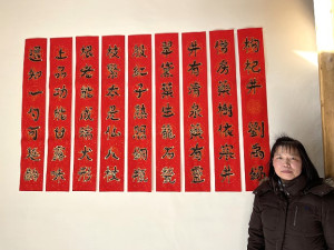 　北竿金魚水手作坊負責人鄭曉穎自學中國鳥蟲體書法字體，最近的一幅作品是虎年新春賀聯。（圖／文：陳鵬雄）