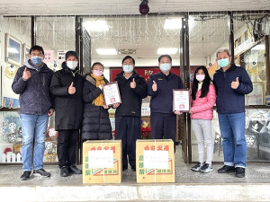 介壽國中小校長吳健忠、家長會長楊清宇及學生代表前往警察局致贈水果與感謝狀,感謝警察保護校園安寧與師生交通安全。(圖:介壽國中小)