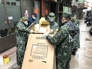 　南竿鄉東區年終大掃除17日告一段落，軍民一起冒雨將許多廢棄櫥櫃、木板等廢棄物從民宅周邊搬移至集中點，相當辛苦。（圖／文：曹重偉）