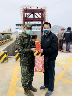 連江縣議會議長張永江贈送東引地區指揮部春節加菜金,感謝嘉勉國軍官兵對國家與社會的付出與貢獻。(圖:連江縣議會)