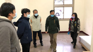 　國內疫情持續升溫，疫情指揮中心一行前往新設置的衛福局隔離中心關心周邊環境及整備情形，寬敞明亮可成為縣內隔離中心的標竿。（圖／文：曹重偉）