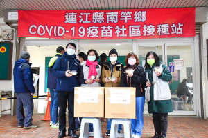 　南竿社區接種站本週從18日至20日連續3天共開6場次，18日多達878人預約；為表達對醫護支持，陳聖泓以個人名義捐贈200份點心。（圖／文：曹重偉）