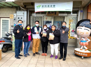 企業愛心到馬祖,議長張永江19日上午會同副縣長王忠銘,前往馬祖家扶中心轉贈50份麻油雞,由主任蔡慶珉代表接受。(圖/文:曹重偉)