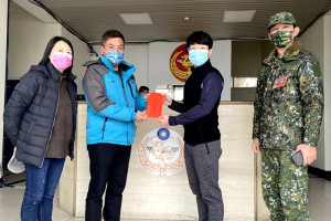 東引鄉長林德建昨天代表縣長劉增應致贈東引海巡分隊、中柱安檢所加菜金,預祝春節愉快。(圖:東引鄉公所)