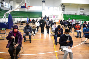 　新冠疫苗追加劑加速施打，連江縣疫情指揮中心指揮官劉增應會同副縣長王忠銘到場了解作業實際情形及慰勉第一線工作人員辛勞。（圖／文：曹重偉）