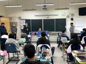 　111學年度大學學測21日至23日登場，縣長劉增應19日前往馬祖高中贈送考生包子、粽子，預祝考生金榜題名。（圖／文：馮紹夫）
