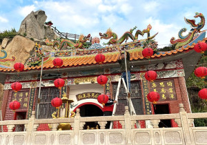 迎接新春,東引白馬尊王廟及南澳聚落主要街道懸掛起紅色燈籠,烘托節慶氛圍。(圖/文:陳其敏)