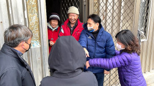 副縣長王忠銘走訪莒光賀新年,並代表縣長致贈65歲以上年長鄉親及身心障礙者春節慰問金,轉達問候之意。(圖/文:宋幸儒)