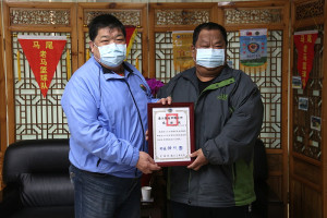 　連江縣後備憲兵荷松協會理事長曾鎮豪多年來捐贈弱勢家庭白米，南竿鄉長陳振國特別頒發感謝狀，以表謝忱。（圖／文：吳嘉榮）