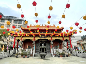 張燈結綵迎元宵。（圖與文：陳鵬雄）
