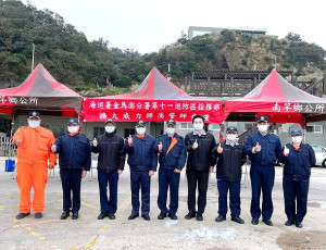 海巡署3離島海巡單位21日同步舉辦春節前夕擴大威力掃蕩,由各島巡防區指揮部主任主持及提示執法重點。(圖:海巡署金馬澎分署)