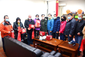 　縣長劉增應、議長張永江、副縣長王忠銘等前往介壽村致贈低收入戶、中低收入戶老人及身心障礙者春節慰問金及轉贈年菜禮盒、麻油雞。（圖／文：曹重偉）