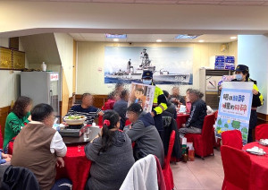 春節將至,縣警局持續走入餐廳宣導店家及提醒民眾外,近期亦將規劃專案執行酒駕取締專案勤務,籲請民眾勿輕易觸法。(圖/文:曹重偉)