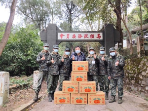 謝董事長致贈馬防部水果以感謝官兵辛勞。(圖/文:郭宣綸)