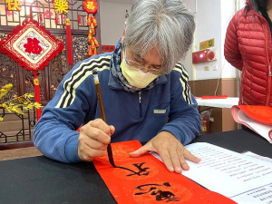 陳紫開校長及龔宇豐上兵現場揮毫,展現深厚的書法功力。 (圖/文:郭宣綸)