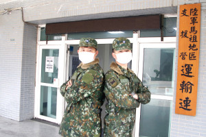 穿軍服讚！