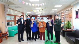 旅台鄉親詹長建贈送420包麻油雞冷凍湯包,縣長劉增應、議長張永江、副縣長王忠銘代為轉贈弱勢家庭、低收入戶及公益團體志工。(圖:馬祖家扶中心、大同之家提供)
