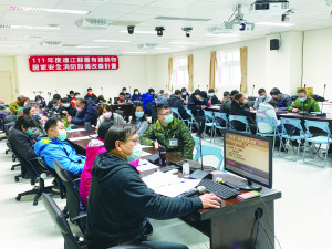 　連江縣消防局23日舉辦防火管理人訓練初訓課程，各鄉機關、軍民參加課程，學習正確防火觀念。（圖／文：馮紹夫）