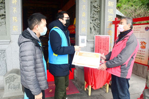 　國內疫情上升，指揮中心配合推動春節期間宗教場所宗教集會活動防疫措施， 24日派員前往各廟宇實地關心各項防疫措施執行狀況。（圖／文：曹重偉）