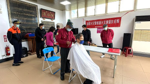 　連江縣消防局莒光分隊配合莒光鄉公所及陳貽斌議員服務處辦理的關懷鄉親義剪活動，宣導住警器安裝及用火用電安全。（圖／文：宋幸儒）